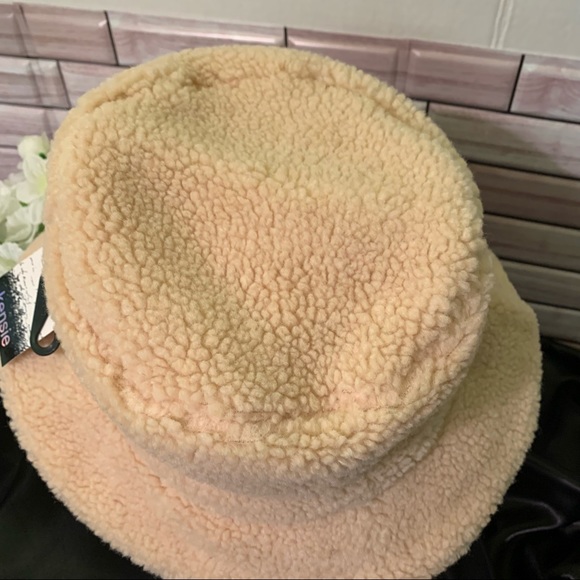 kensie NWT Sherpa Style Hat w/2.5” Brim Pale/Lt. Pink Elastic OS - Picture 4 of 10